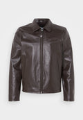 Braune Lederjacke mit umschlagbarem Kragen, Frontzipper und Seitentaschen. Glatte Textur mit dezentem Branding auf der Brust.
