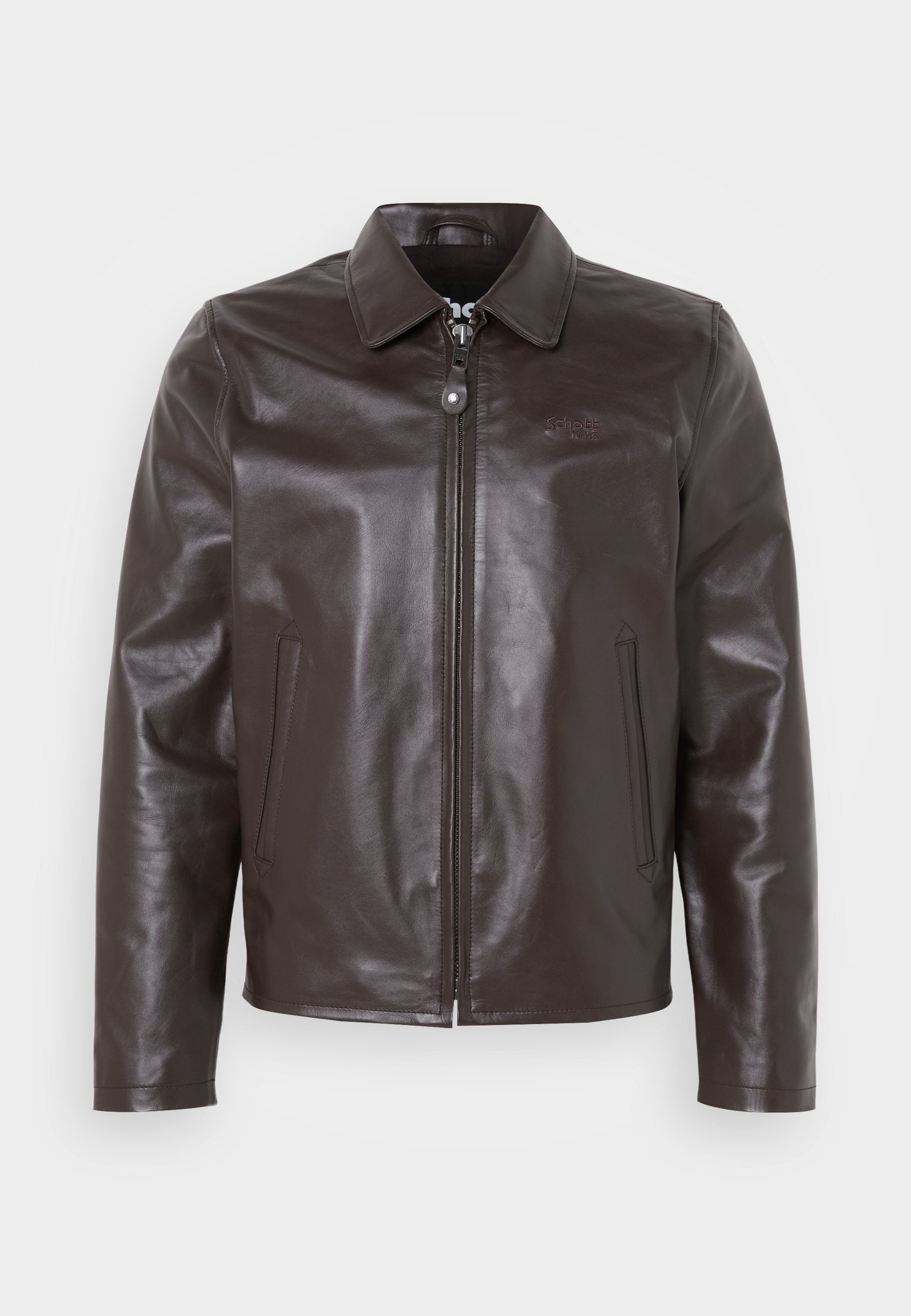 Braune Lederjacke mit umschlagbarem Kragen, Frontzipper und Seitentaschen. Glatte Textur mit dezentem Branding auf der Brust.