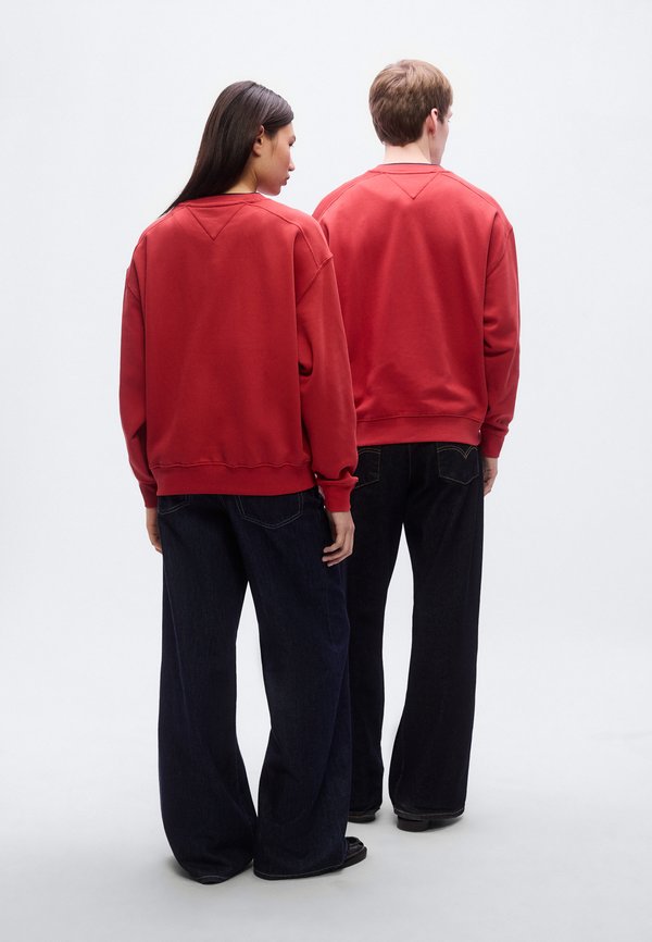 Tommy Jeans 90S LOGO APPLIQUÉ FLEECE SWEATSHIRT