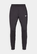 Schwarze Nike Sporthosen mit slim fit, elastischem Bund und weißem Logo auf dem linken Oberschenkel. Glatter, dehnbarer Stoff.