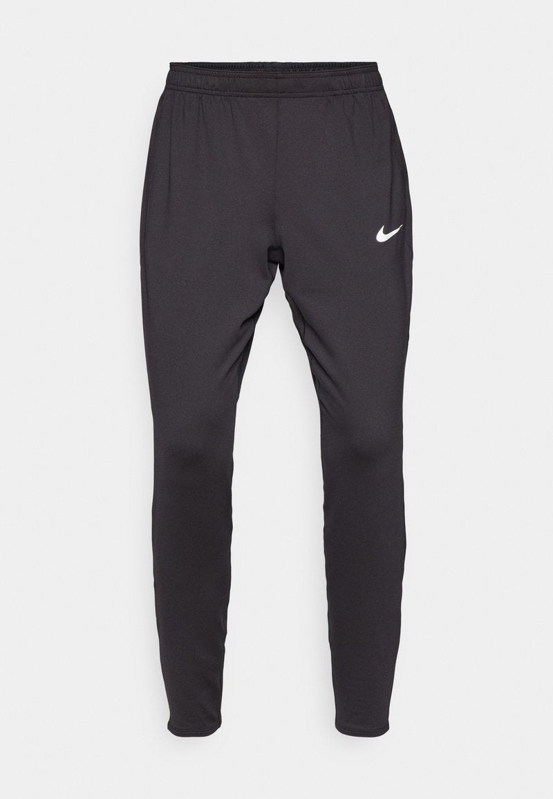 Schwarze Nike Sporthosen mit slim fit, elastischem Bund und weißem Logo auf dem linken Oberschenkel. Glatter, dehnbarer Stoff.