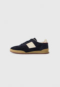 Dunkelblaue Wildledersneaker mit cremefarbenem Seitenpanel, Gummisohle und dunklen Schnürsenkeln, mit PS Paul Smith-Branding an der Seite und Ferse.