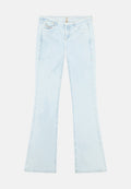Helle blaue Denim-Jeans im Flared-Stil, mit hoher Taille, Vorderentaschen und einer subtilen, verwaschenen Textur. Reißverschluss mit Metallbeschlägen.