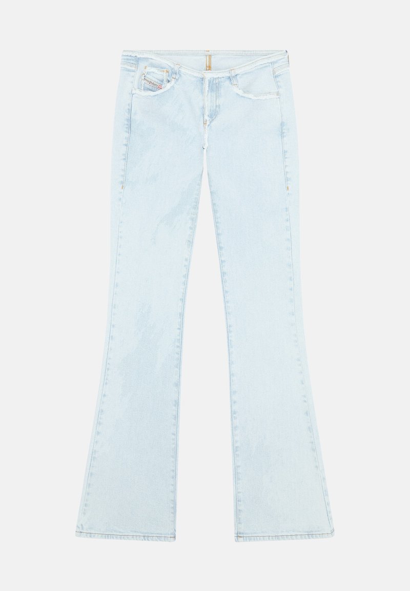 Helle blaue Denim-Jeans im Flared-Stil, mit hoher Taille, Vorderentaschen und einer subtilen, verwaschenen Textur. Reißverschluss mit Metallbeschlägen.