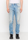 Hellblaue Jeans aus Denim mit einem lässigen Schnitt, die verwitterte Stellen und ausgebleichte Abschnitte aufweisen. Ausgestattet mit fünf Taschen und Knopfverschlussdetails.