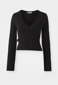 Schwarzer Wickelpullover aus strukturiertem Stoff. Mit langen Ärmeln, einem tiefen V-Ausschnitt und einem Bindeband in der Taille.