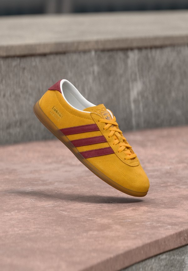 adidas Originals GAZELLE LO PRO W - Trainers - eqt yellow/semi pulse lilac