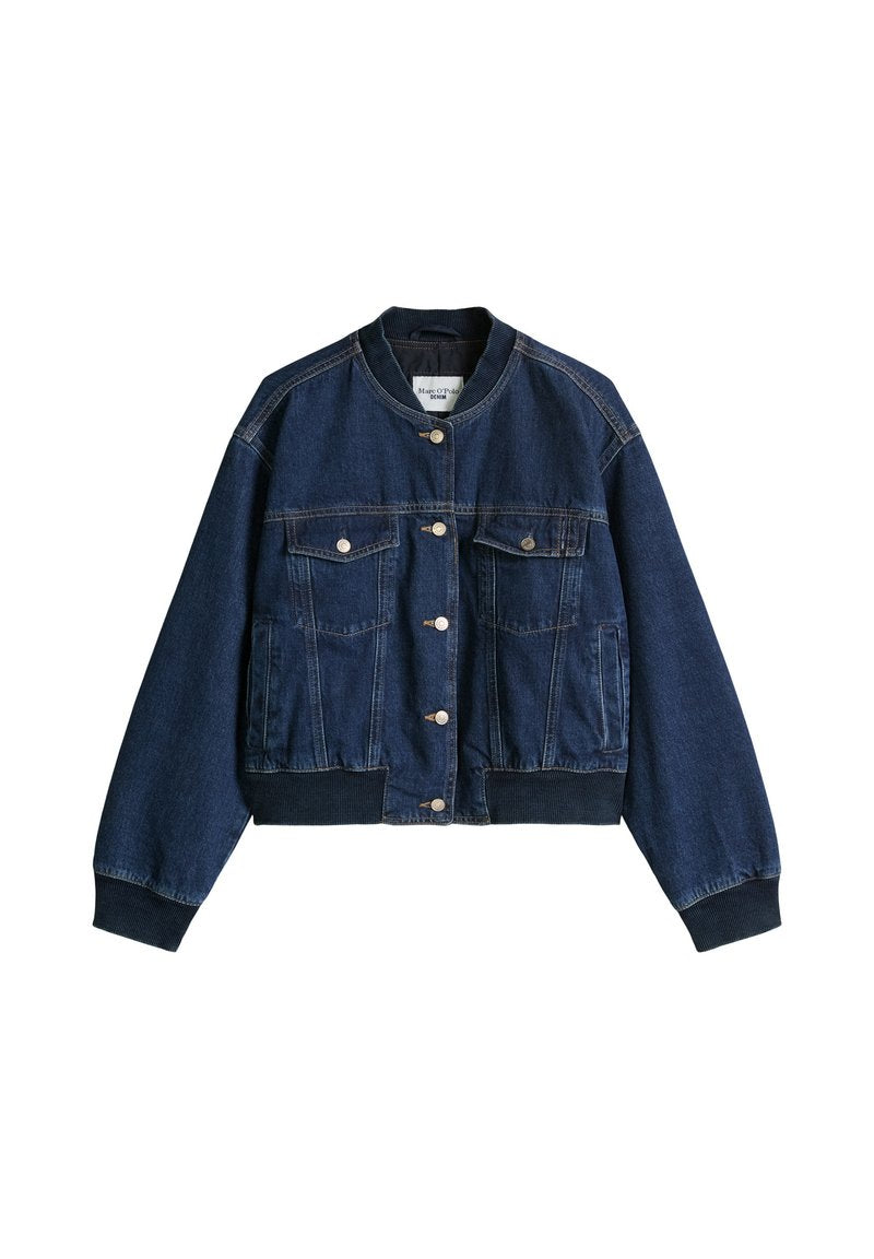 Dunkelblaue Jeansjacke mit Knopfleiste, zwei Klapp-Brusttaschen, geripptem Kragen, Bündchen und Taillenbund.