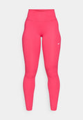 Rosa Stretch-Leggings mit einem hohen Taillenbund, glatter Textur und einem weißen Nike-Swoosh-Logo am unteren Bein. Enganliegendes Design über die gesamte Länge.