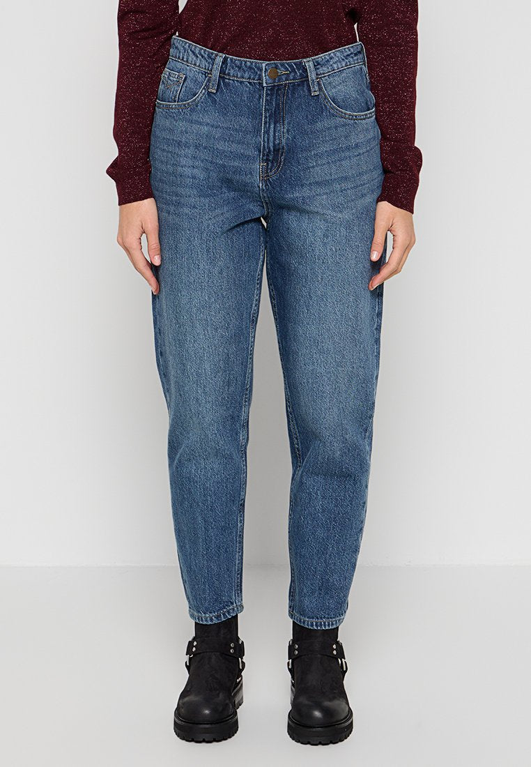 Jeans aus Denim in mittlerer Blaunuance, mit hoher Taille, geradem Bein und fünf Taschen. Kombiniert mit schwarzen Knöchelstiefeln.