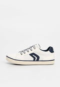 Weißer Sneaker mit niedrigem Schaft, navyblaue Akzente, Schnürsenkel und Sohlenrand, mit einem stilisierten Logo an der Seite und gepolstertem Kragenfutter.