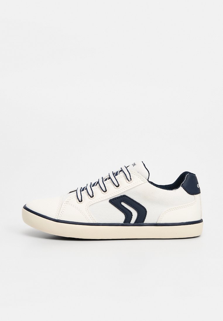 Weißer Sneaker mit niedrigem Schaft, navyblaue Akzente, Schnürsenkel und Sohlenrand, mit einem stilisierten Logo an der Seite und gepolstertem Kragenfutter.