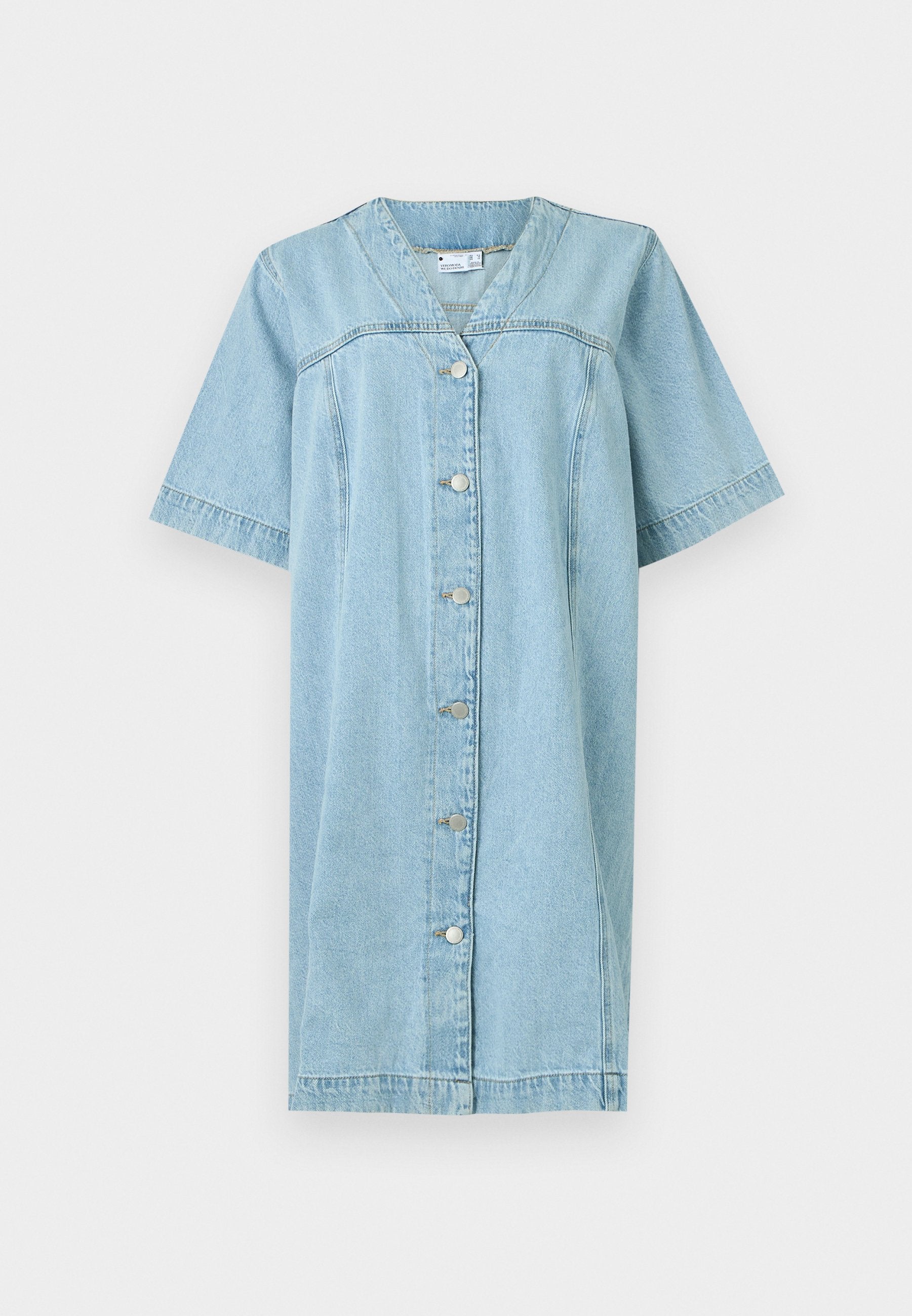 Hellblaues Jeanskleid mit kurzen Ärmeln und einer Knopfleiste vorne, mit V-Ausschnitt und Teilungsnähten über Brust und Taille.