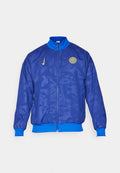 Blauer Bomberjacke mit glänzender, strukturierter Oberfläche. Verfügt über einen hohen Kragen, einen Reißverschluss und gelbe Akzente, darunter ein Logo und einen Schwung.