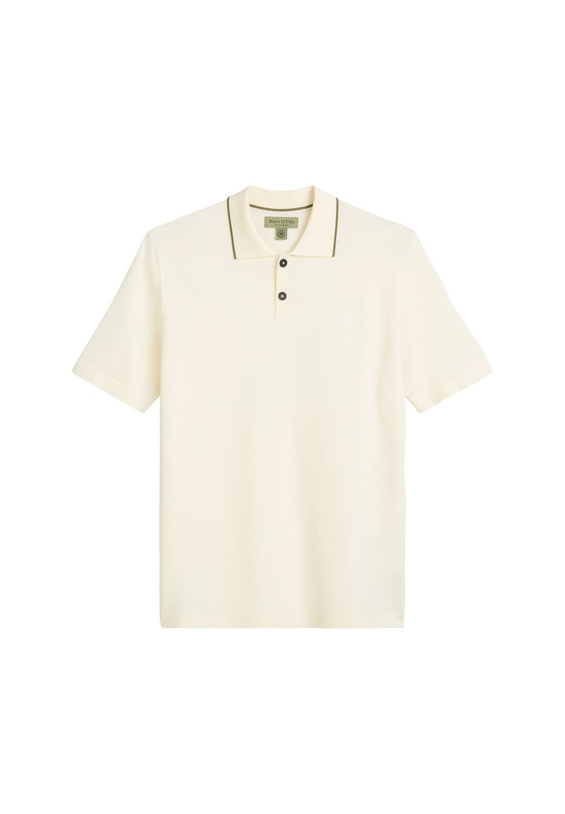 Helles cremefarbenes Polo-Shirt mit einer Drei-Knopf-Leiste, kontrastierenden dunklen Kanten am Kragen und kurzen Ärmeln. Strukturiertes Stoff-Finish.
