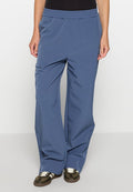 Blaue, leichte, locker sitzende Hosen mit elastischem Bund und Seitentaschen. Der Stoff hat eine glatte Textur und eignet sich gut für die Freizeit.