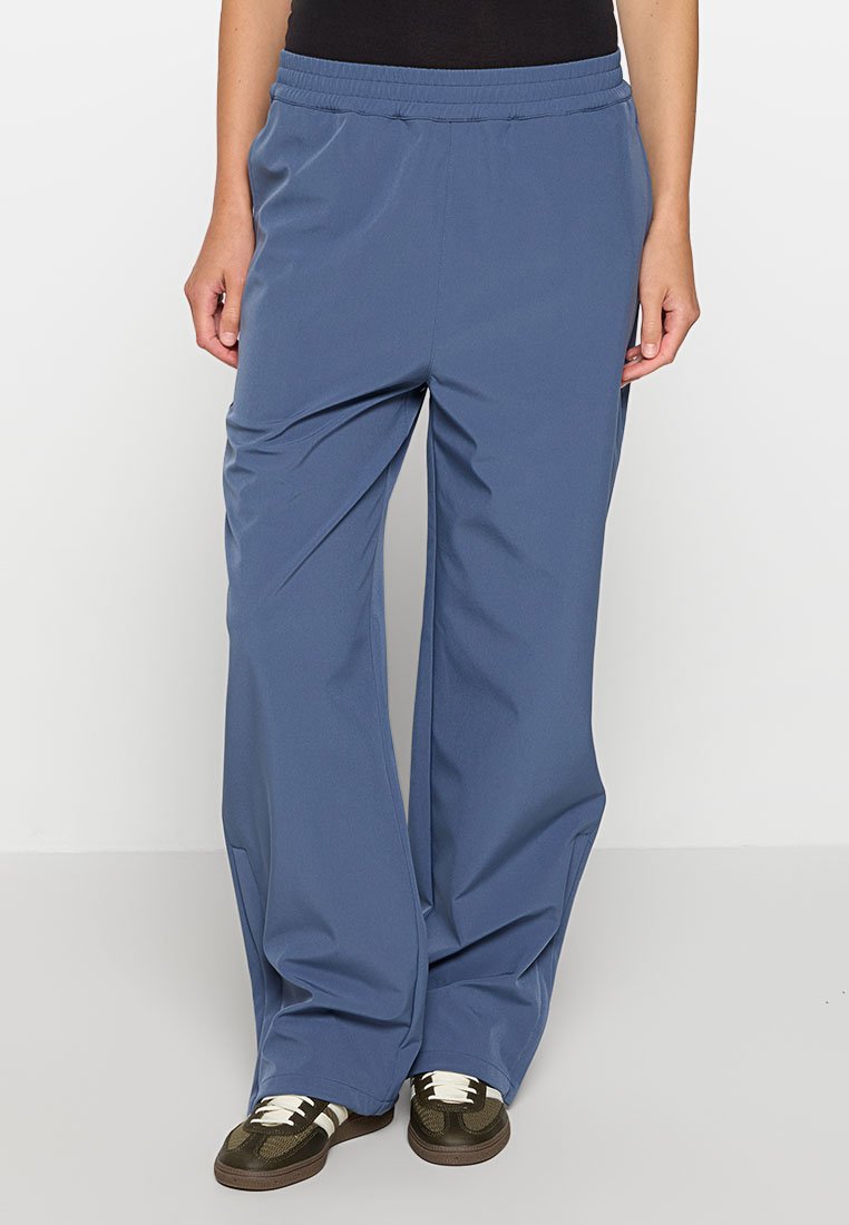 Blaue, leichte, locker sitzende Hosen mit elastischem Bund und Seitentaschen. Der Stoff hat eine glatte Textur und eignet sich gut für die Freizeit.
