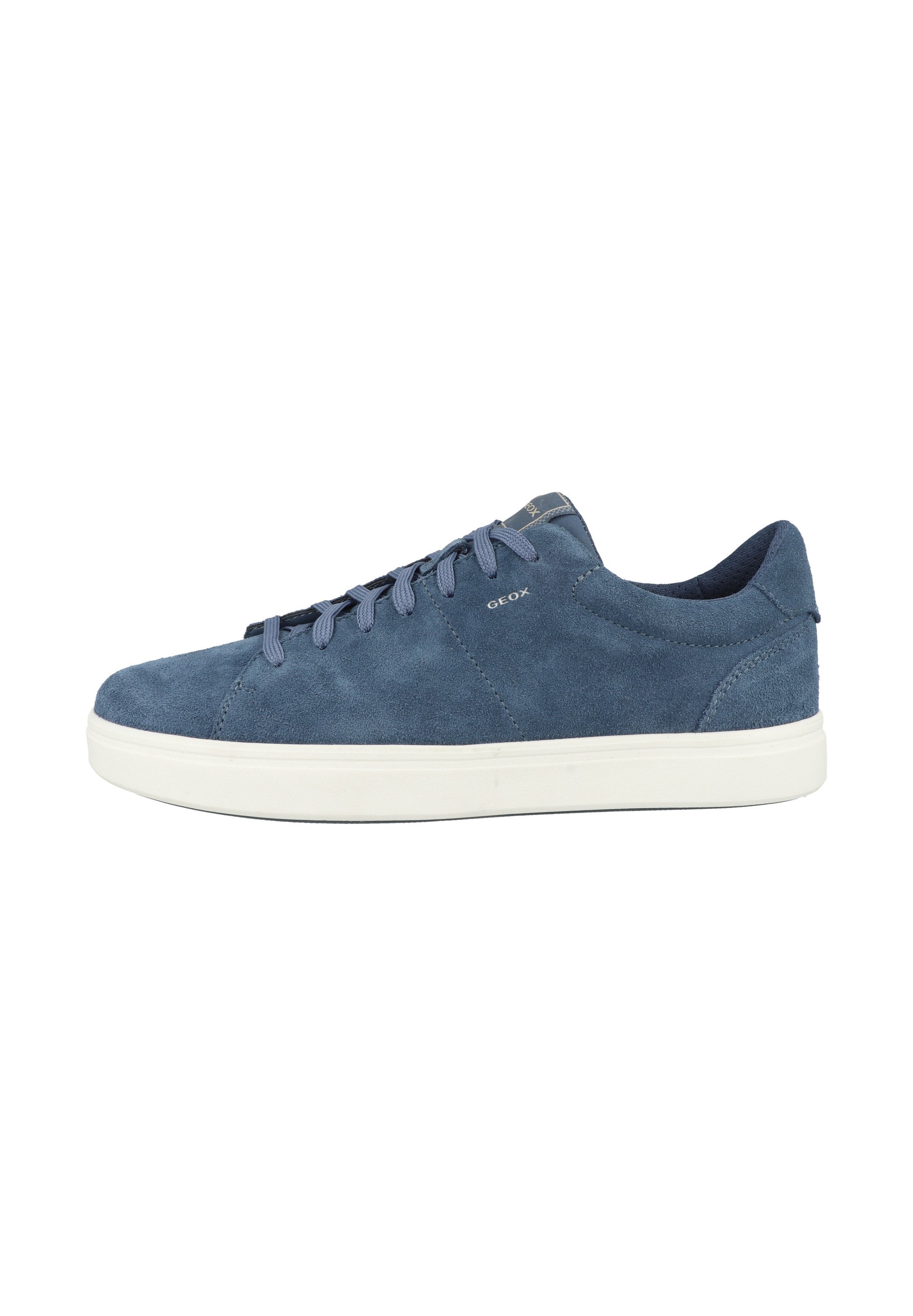 Blauer Wildleder-Sneaker mit niedrigem Schaft, weißer Sohle, Schnürverschluss vorne und "GEOX"-Markierung an der Seite und Zunge, dargestellt in seitlicher rechter Ansicht.
