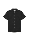 Schwarze Kurzarm-Hemdbluse aus einem Stoff mit glatter Textur; verfügt über einen klassischen Kragen und dezente Logo-Stickerei auf der Brust.