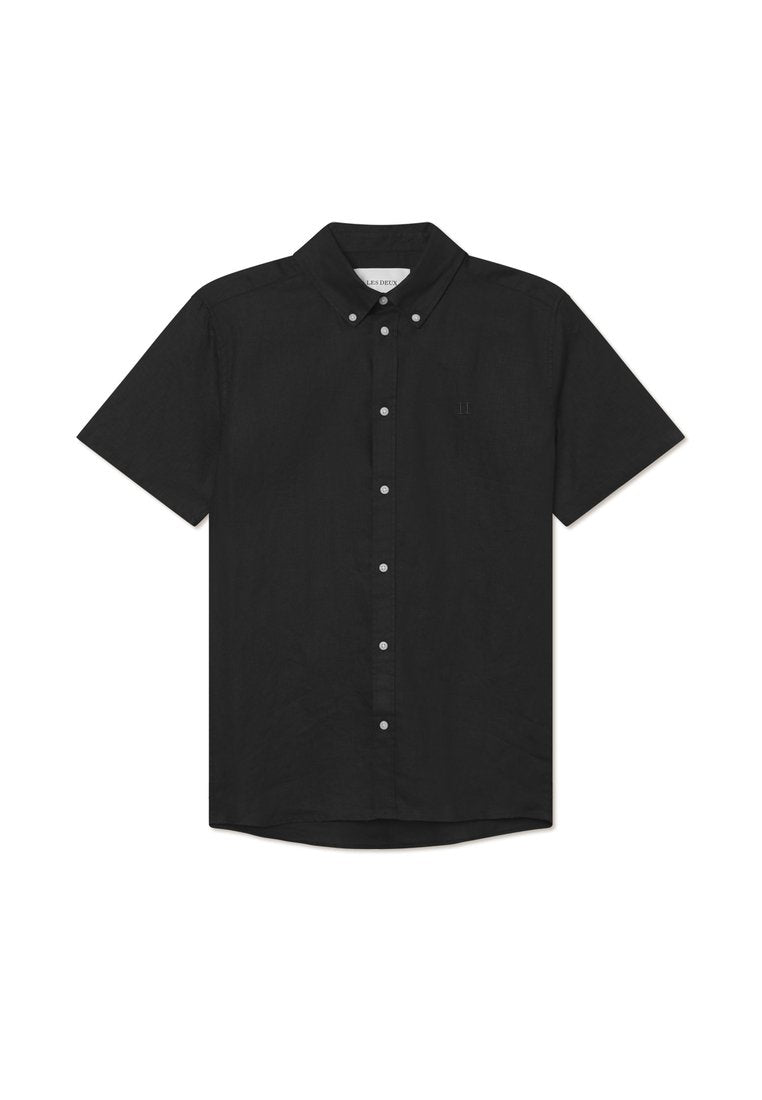 Schwarze Kurzarm-Hemdbluse aus einem Stoff mit glatter Textur; verfügt über einen klassischen Kragen und dezente Logo-Stickerei auf der Brust.
