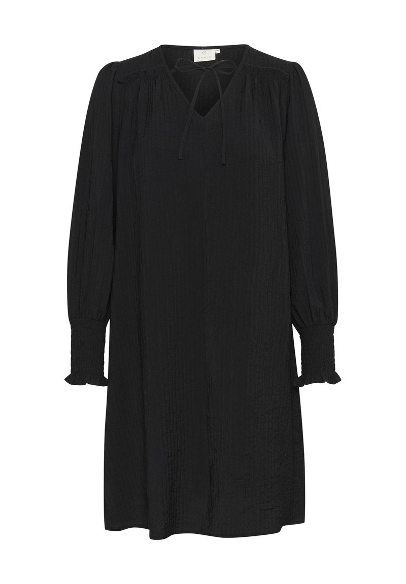Schwarzes Kleid aus strukturiertem Stoff, mit V-Ausschnitt, langen Puffärmeln mit Rüschen an den Bündchen und einer Schleifendetail am Ausschnitt.