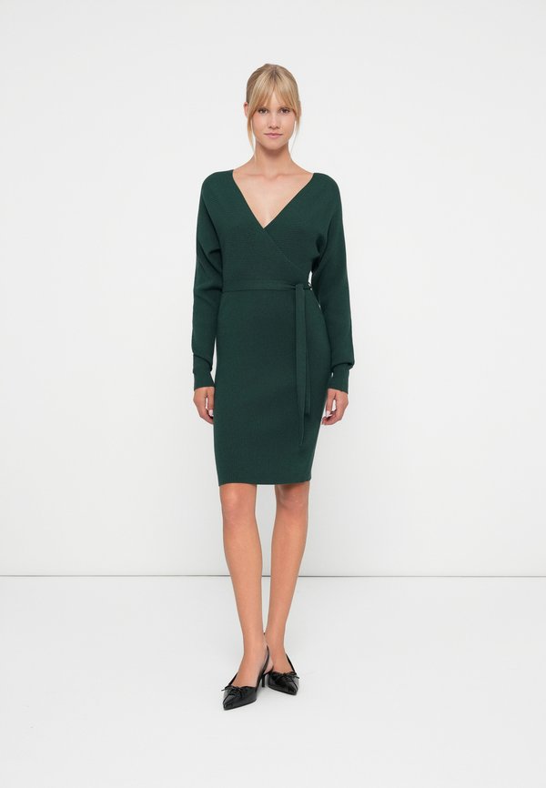 Vero Moda Knitted VMHOLLYREM Long - Jumper dress - pine grove