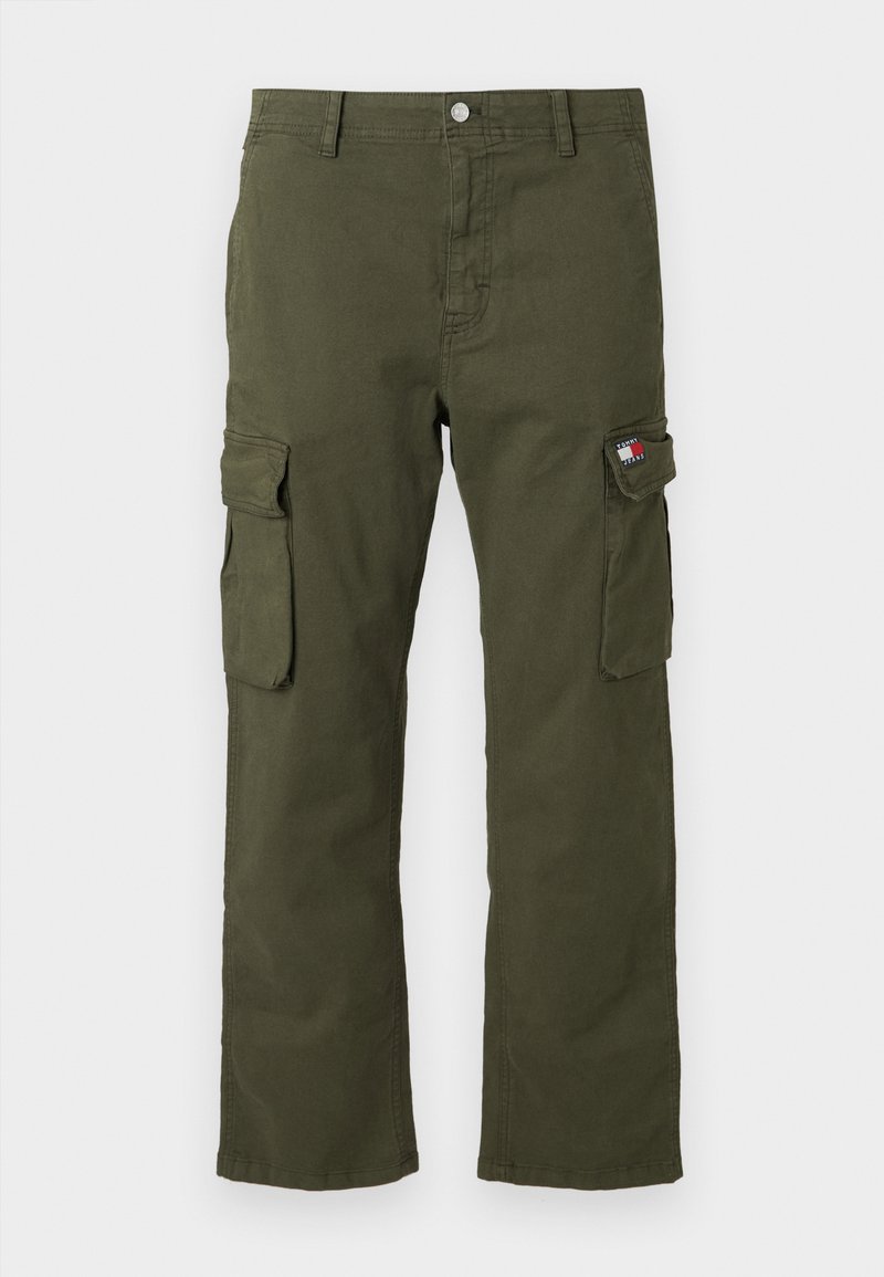 Olivgrüne Cargo-Hosen mit Knopfverschluss und Taschenklappen an beiden Oberschenkeln, wobei eine Tasche ein kleines Tommy Jeans Logo-Patch aufweist.