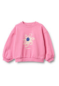 Rosa Sweatshirt mit langen, gepufften Ärmeln. Mit einer weißen Blumenillustration und dem weißen Text „WHEAT“. Weiches Baumwollmaterial.