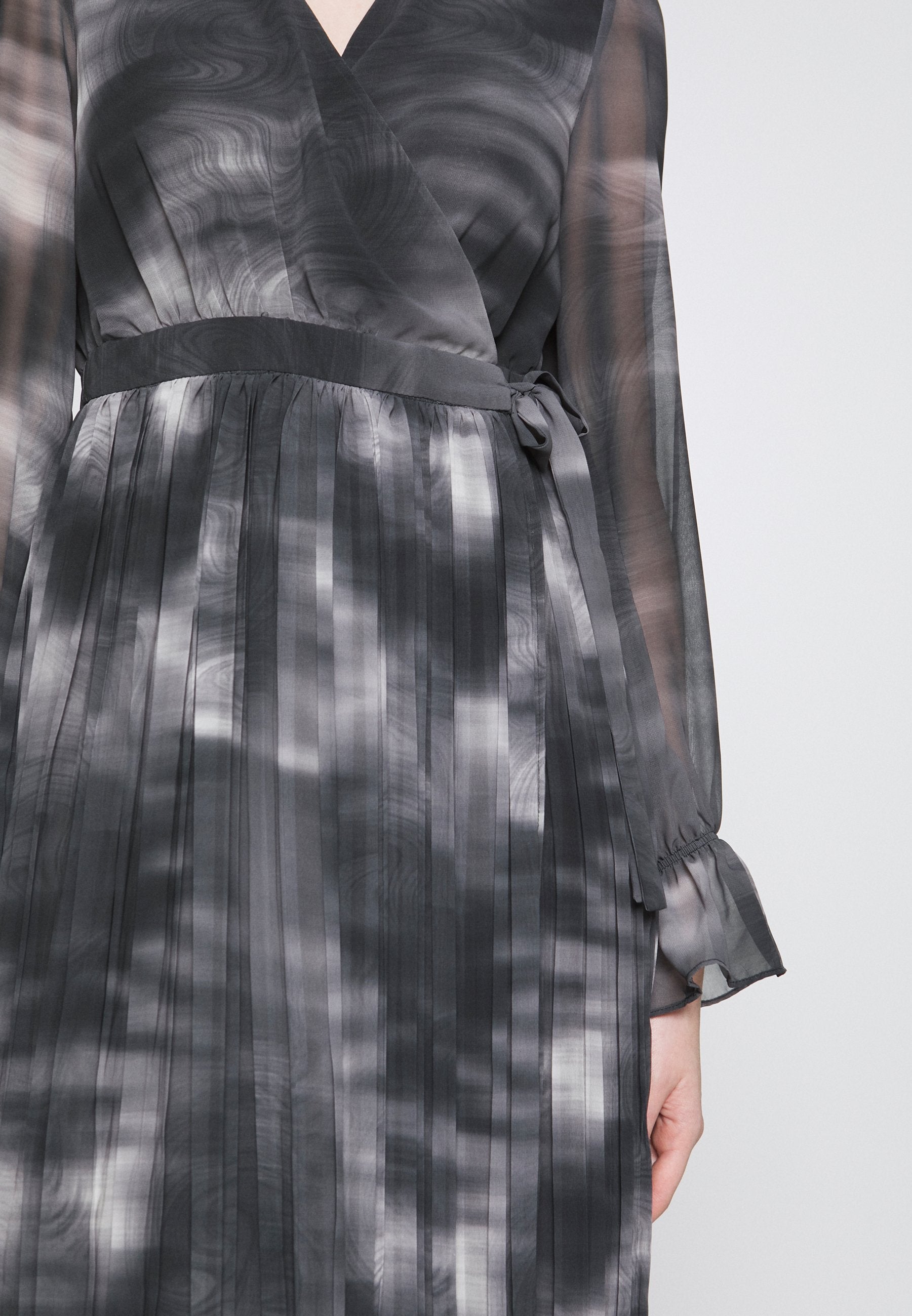 NA-KD TIE DYE MIDI PLEATED DRESS