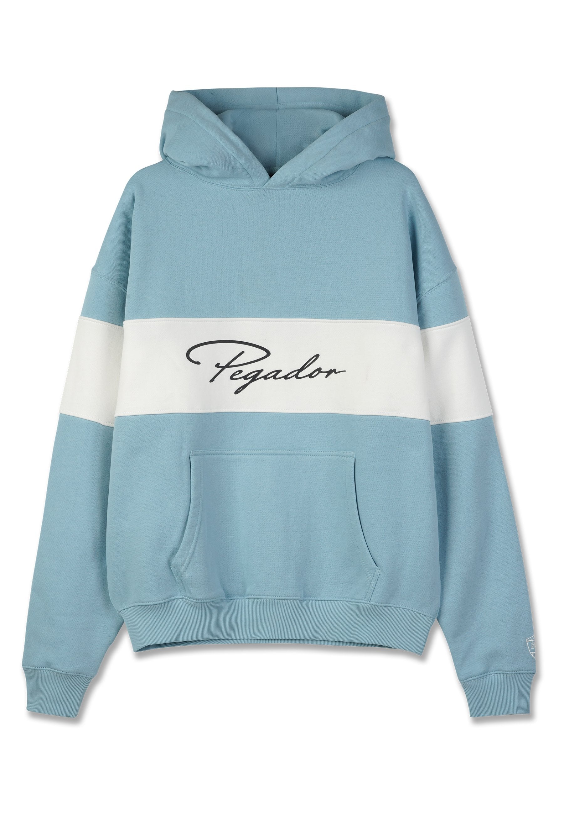 Hellblaues Kapuzensweatshirt mit einem weißen horizontalen Streifen, auf dem "Pegador" in schwarzer Schreibschrift steht. Vorderes Kängurutasche und gerippte Bündchen.