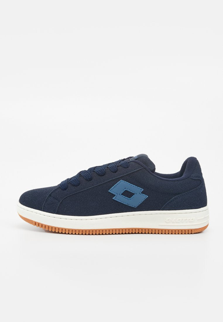 Dunkelblauer Sneaker mit niedrigem Schaft und blauem Logo an der Seite, weißer Zwischensohle und hellbrauner, strukturierter Gummilaufsohle.