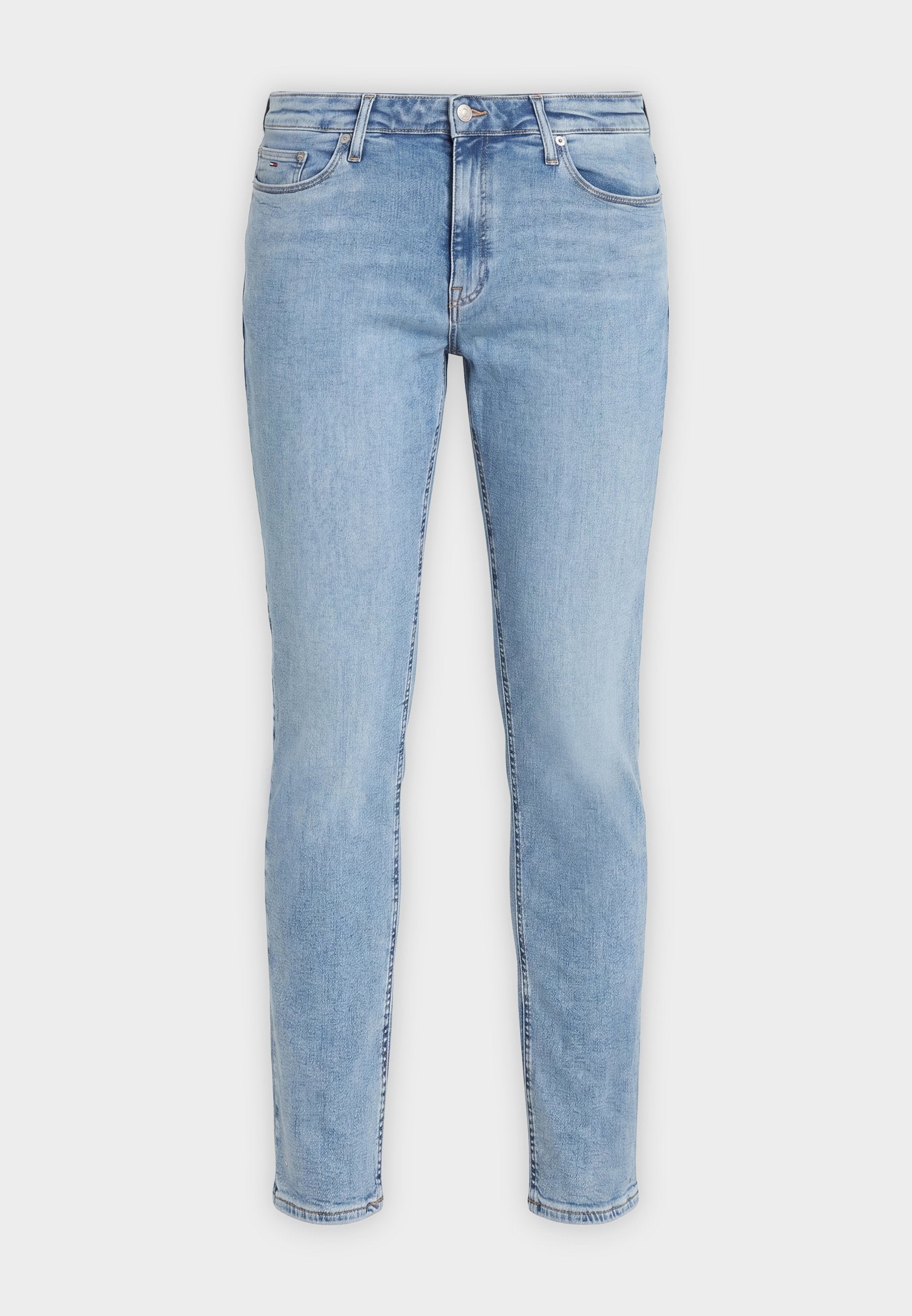 Hellblaue Skinny-Jeans mit Frontknopf, Reißverschluss und Fünf-Taschen-Design auf schlichtem hellen Hintergrund.