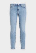 Hellblaue Skinny-Jeans mit Frontknopf, Reißverschluss und Fünf-Taschen-Design auf schlichtem hellen Hintergrund.