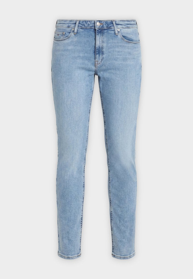 Hellblaue Skinny-Jeans mit Frontknopf, Reißverschluss und Fünf-Taschen-Design auf schlichtem hellen Hintergrund.