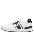 Weißer Sneaker mit schwarzem Akzent und einem auffälligen "M"-Logo an der Seite. Verfügt über ein strukturiertes Material, runde Zehenform und eine kontrastierende Gummisohle.