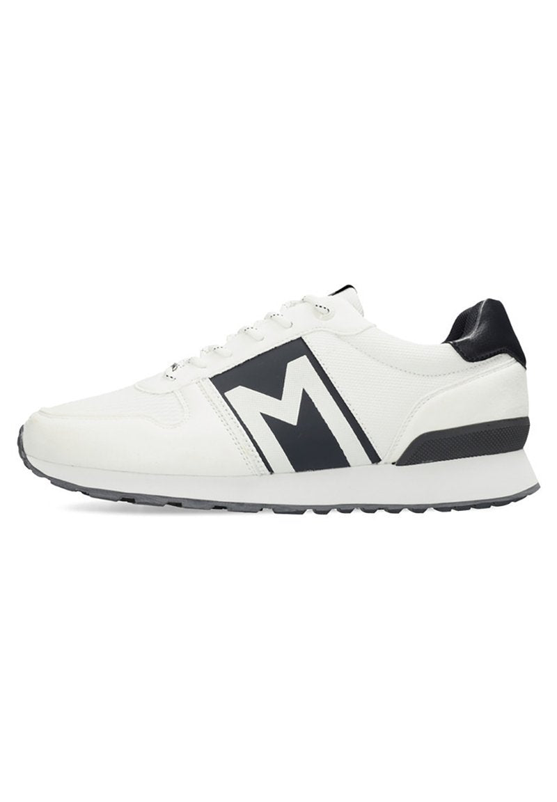 Weißer Sneaker mit schwarzem Akzent und einem auffälligen "M"-Logo an der Seite. Verfügt über ein strukturiertes Material, runde Zehenform und eine kontrastierende Gummisohle.