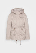 Beige wasserdichte Jacke mit Kapuze, verstellbaren Kordeln, zwei Fronttaschen und einer mit Reißverschluss versehenen Brusttasche. Glatte Textur, lässiges Design.