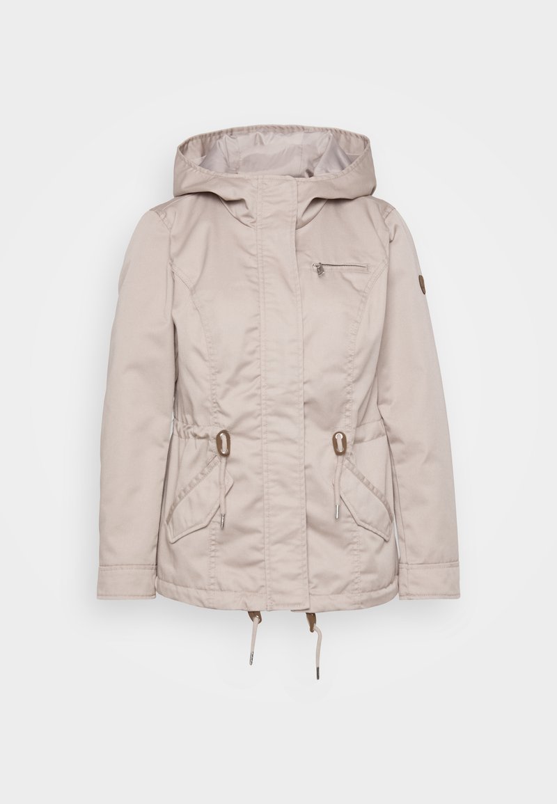 Beige wasserdichte Jacke mit Kapuze, verstellbaren Kordeln, zwei Fronttaschen und einer mit Reißverschluss versehenen Brusttasche. Glatte Textur, lässiges Design.