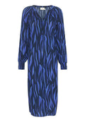 Navyblaues Kleid mit einem abstrakten blauen Muster, V-Ausschnitt, Knopfleiste und langen Puffärmeln mit gerafften Manschetten. Glatte Stoffoberfläche.