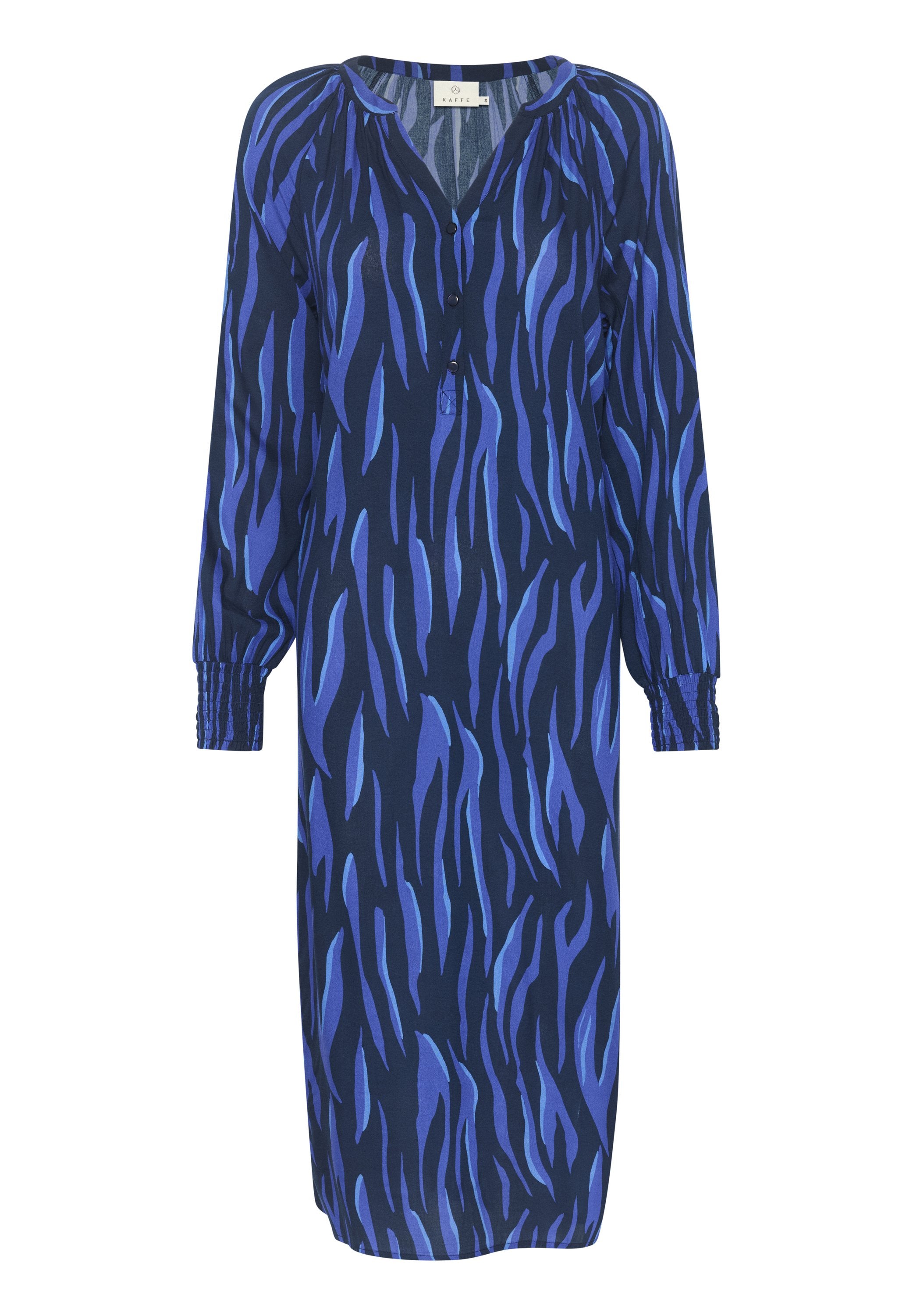 Navyblaues Kleid mit einem abstrakten blauen Muster, V-Ausschnitt, Knopfleiste und langen Puffärmeln mit gerafften Manschetten. Glatte Stoffoberfläche.
