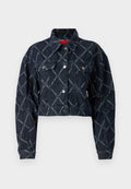 Dunkelblaue, verkürzte Jeansjacke mit geometrischem Steppmuster, silbernen Beschlägen und zwei Fronttaschen. Texturierter Stoff mit klassischem Kragen.