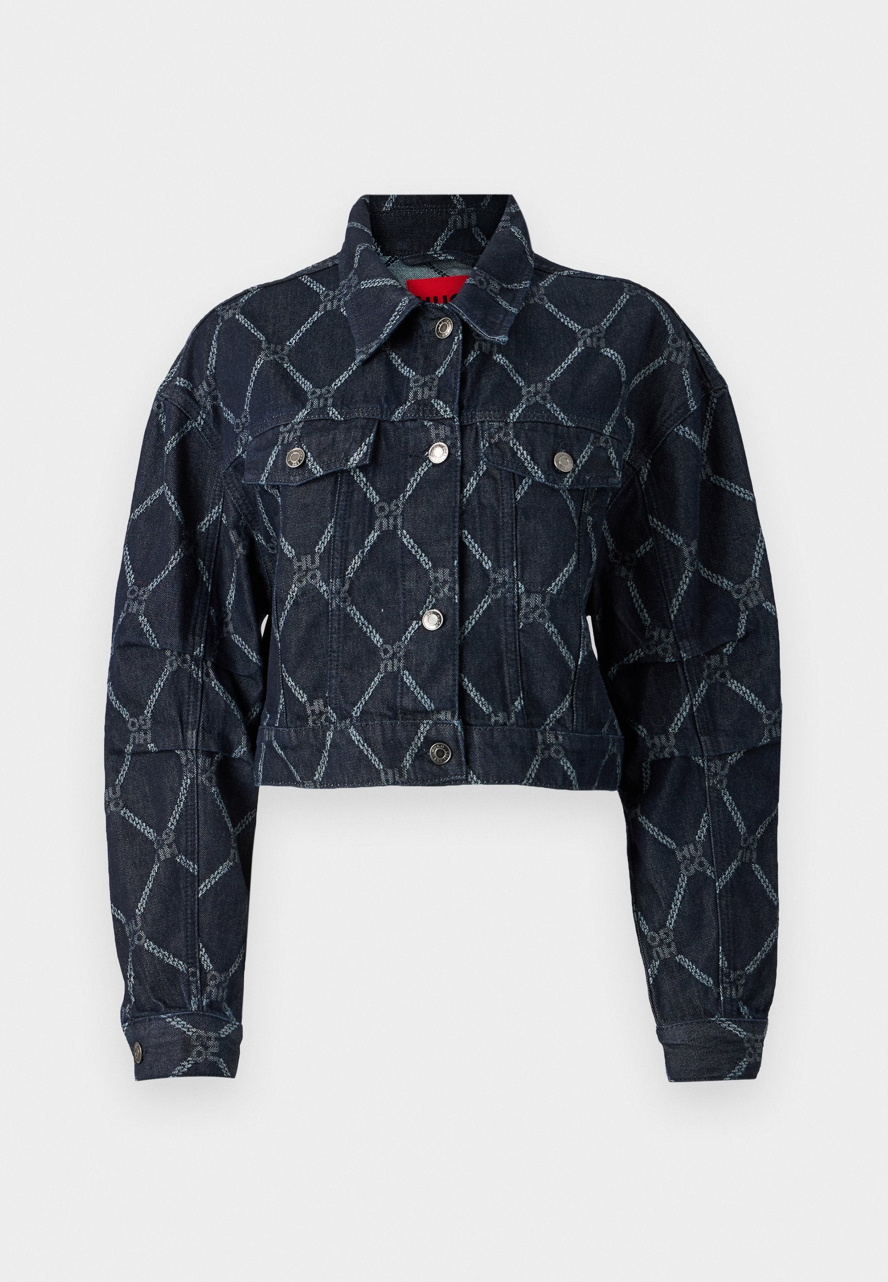 Dunkelblaue, verkürzte Jeansjacke mit geometrischem Steppmuster, silbernen Beschlägen und zwei Fronttaschen. Texturierter Stoff mit klassischem Kragen.