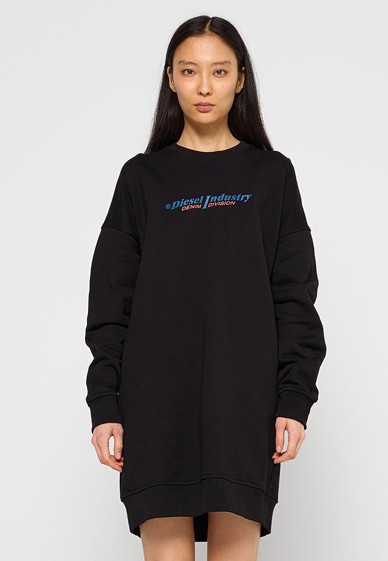 Schwarzes, übergroßes Sweatshirt-Kleid mit gerippten Bündchen, auf der Vorderseite mit blauer und roter Aufschrift "Diesel Industry Denim Division".