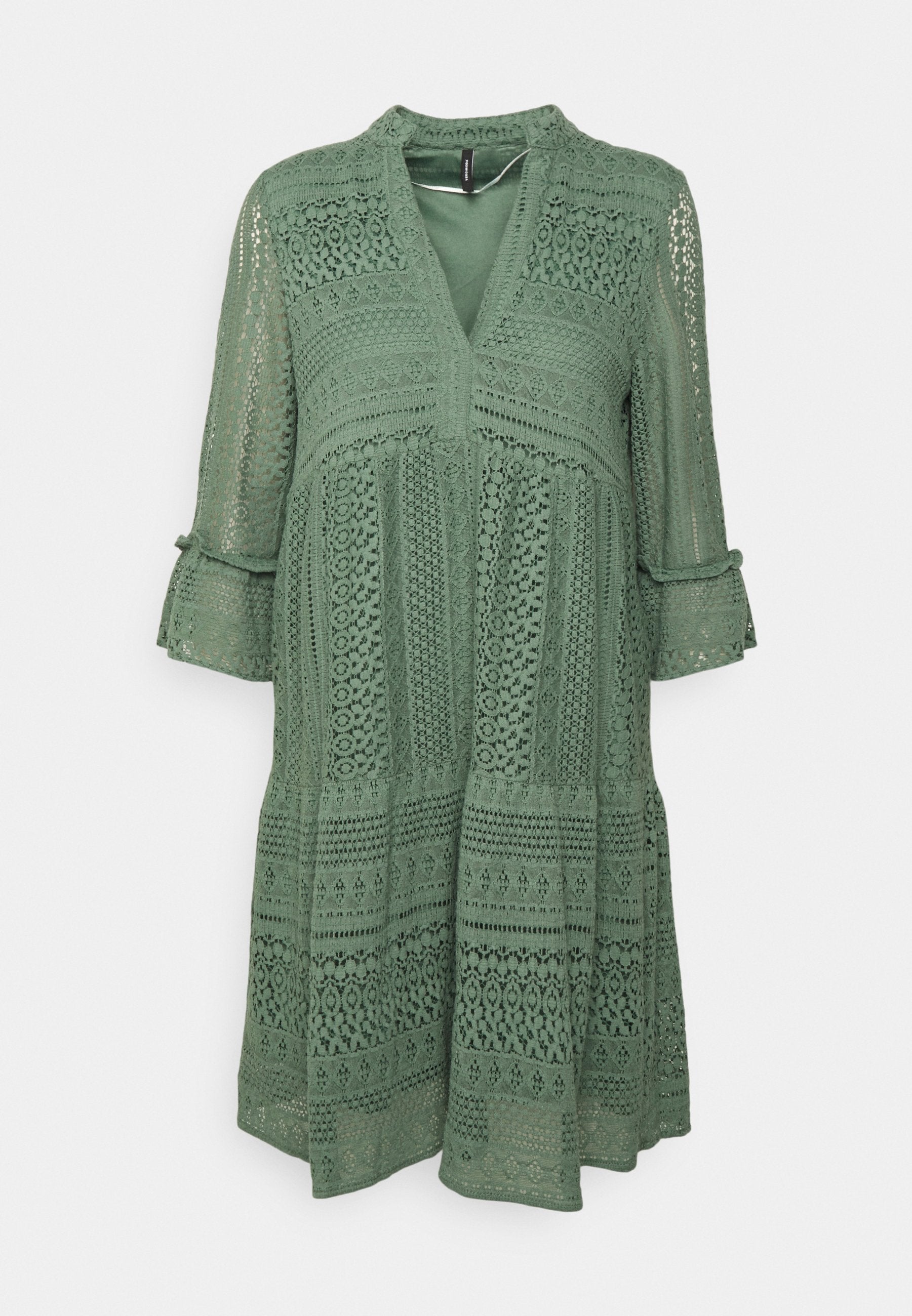 Grünes Spitzenkleid mit V-Ausschnitt, drei Viertelärmeln und gemusterter Textur. Verfügt über detaillierte Nähte und eine entspannte Passform.