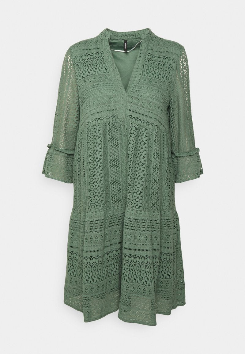 Grünes Spitzenkleid mit V-Ausschnitt, drei Viertelärmeln und gemusterter Textur. Verfügt über detaillierte Nähte und eine entspannte Passform.