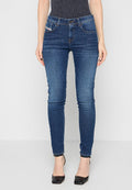 Schmal geschnittene dunkelblaue Jeans mit einer glatten Textur. Verfügt über fünf Taschen und kontrastierende Nähte. Der Saum endet am Knöchel.