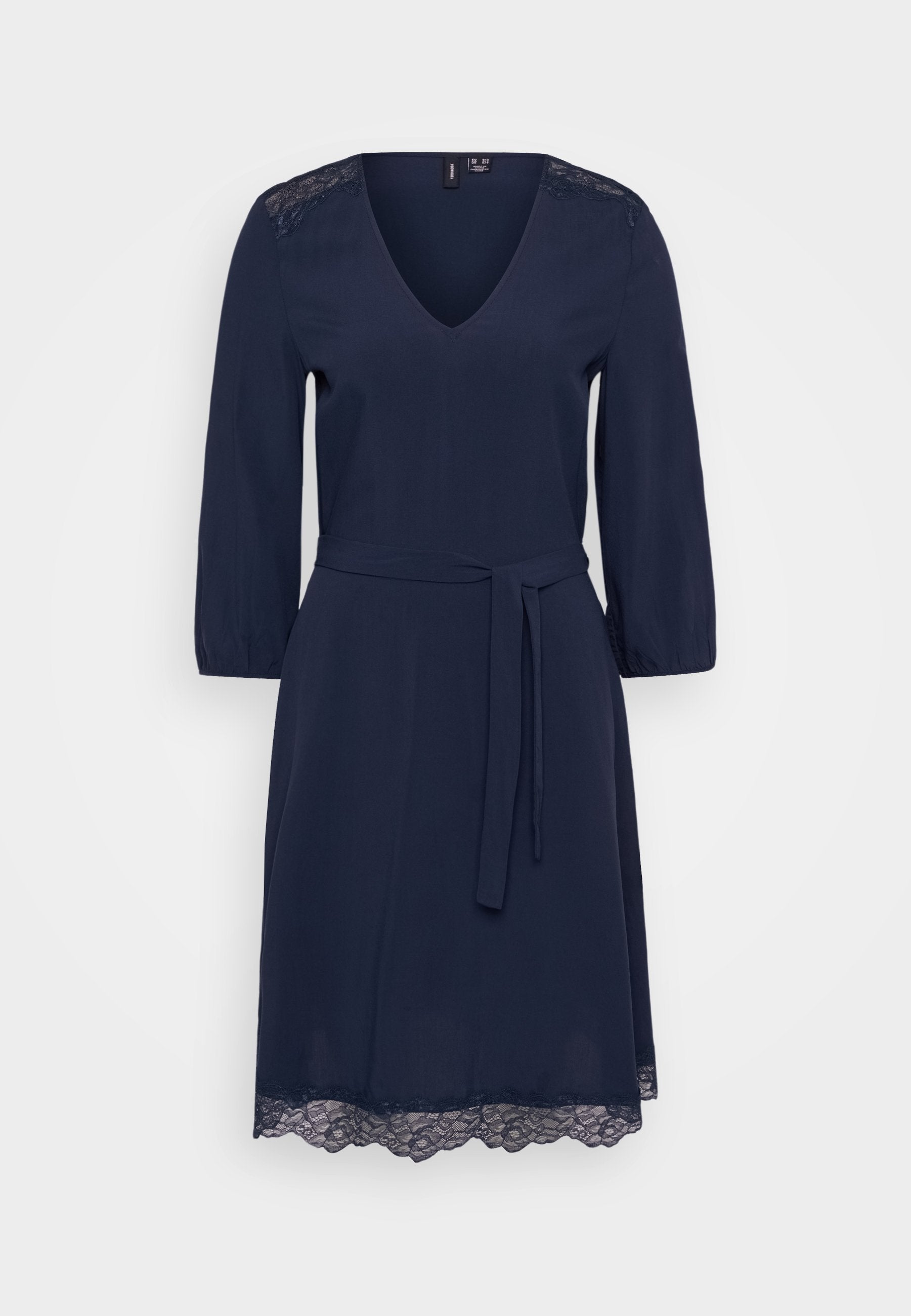 Navy Blaues Kleid mit V-Ausschnitt, Dreiviertelärmeln und tailliertem Gürtel. Mit Spitzenakzenten an den Schultern und einem Spitzenbesatz am Saum.