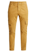 Gelbe Baumwoll-Cargo-Hosen mit schlanker Passform, verschiedenen Seitentaschen, einem Knopfverschluss und sichtbaren Nahtakzenten.