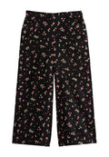 Schwarze, weit geschnittene Hosen mit einem floralen Muster in Pink- und Grüntönen, aus leichtem Stoff. Sie haben eine glatte, strukturierte Oberfläche.