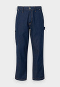Dunkelblaue Jeanshose mit geradem Schnitt, mit kontrastierendem orangefarbenen Nähten und seitlichen Taschen, die mit einem Metallknopf verschlossen sind.